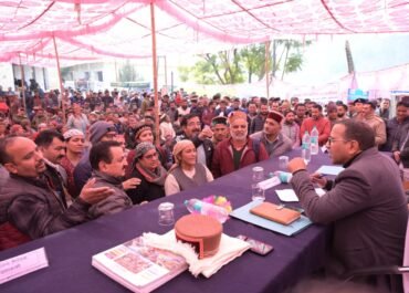 धामी सरकार का जनसंवाद मॉडल, हजारों शिकायतों का त्वरित निस्तारण।