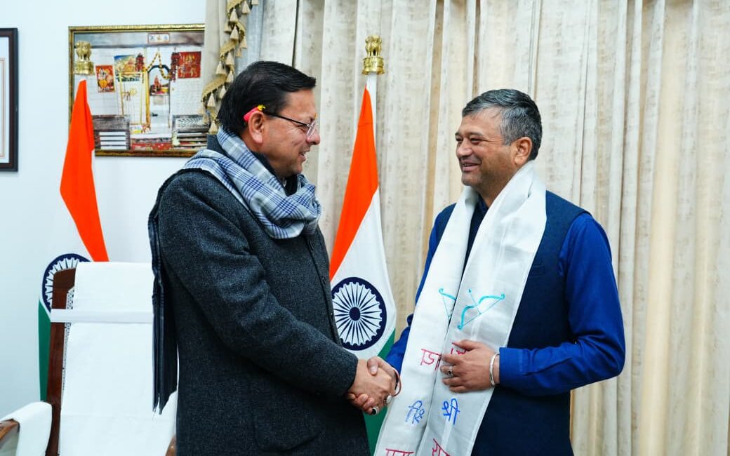 देहरादून के विकास को मिलेगी नई रफ्तार, सीएम धामी से मिले महापौर सौरभ थपलियाल।