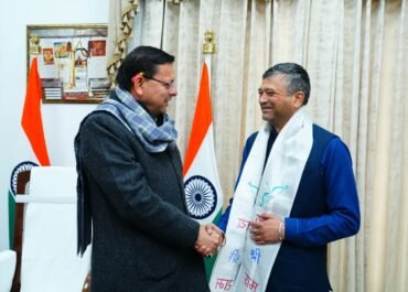 देहरादून के विकास को मिलेगी नई रफ्तार, सीएम धामी से मिले महापौर सौरभ थपलियाल।
