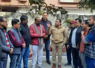 युवक से मारपीट व रिवॉल्वर तानने का मामला, रामनगर कोतवाली पर भाजपा का प्रदर्शन।