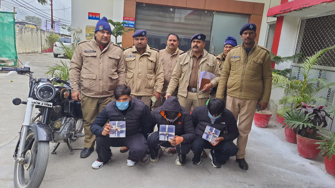 तमंचे के बल पर दिनदहाड़े अपहरण और लूट, पुलिस की कार्रवाई में तीन गिरफ्तार।