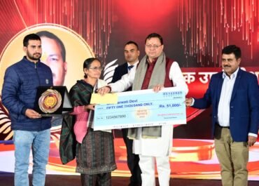 मुख्यमंत्री धामी ने ‘अनन्य सम्मान कार्यक्रम’ में शहीदों के परिजनों को किया सम्मानित