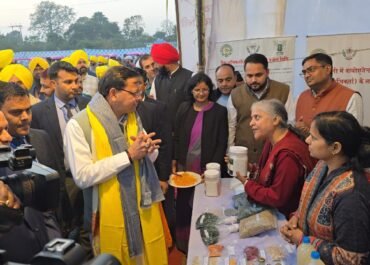 CM धामी ने किया कृषि प्रदर्शनी का शुभारंभ, किसानों के लिए उपयोगी तकनीकें प्रदर्शित।