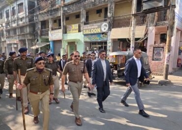 सुप्रीम कोर्ट के फैसले से पूर्व बनभूलपुरा में पुलिस का फ्लैग मार्च, क्षेत्र में शांति एवं सुरक्षा के कड़े प्रबंध।