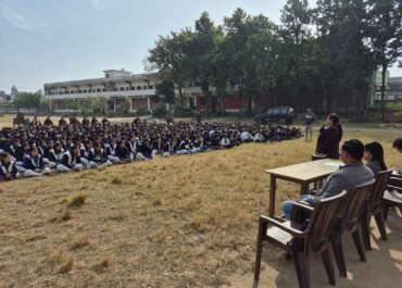 किसान इंटर कॉलेज पीरुमदारा में विधिक जागरूकता कार्यक्रम, छात्रों को बताए गए अधिकार और साइबर सुरक्षा के उपाय।
