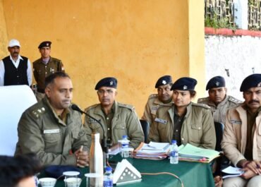विंटर कार्निवाल व नववर्ष से पहले नैनीताल में हाई सिक्योरिटी अलर्ट* *DGP उत्तराखण्ड की सीधी मॉनिटरिंग में SSP मंजुनाथ टीसी का कड़ा एक्शन — बॉर्डर से शहर तक सघन चेकिंग, सोशल मीडिया पर पैनी नजर* *विदेशी सैलानियों हेतु C फॉर्म भरना अनिवार्य, अन्यथा होटल संचालकों पर कार्यवाही*