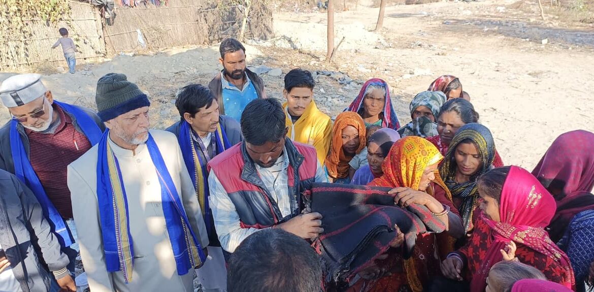 पूछड़ी में उजाड़े गए गरीबों के समर्थन में भीम आर्मी का तहसील पर धरना, ठंड में बेघर परिवारों को बांटे कंबल।