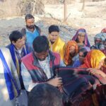 पूछड़ी में उजाड़े गए गरीबों के समर्थन में भीम आर्मी का तहसील पर धरना, ठंड में बेघर परिवारों को बांटे कंबल।