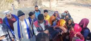 पूछड़ी में उजाड़े गए गरीबों के समर्थन में भीम आर्मी का तहसील पर धरना, ठंड में बेघर परिवारों को बांटे कंबल।