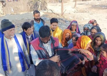 पूछड़ी में उजाड़े गए गरीबों के समर्थन में भीम आर्मी का तहसील पर धरना, ठंड में बेघर परिवारों को बांटे कंबल।