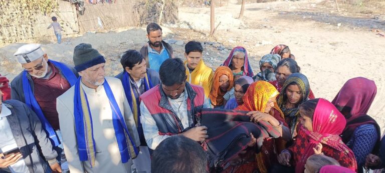 पूछड़ी में उजाड़े गए गरीबों के समर्थन में भीम आर्मी का तहसील पर धरना, ठंड में बेघर परिवारों को बांटे कंबल।