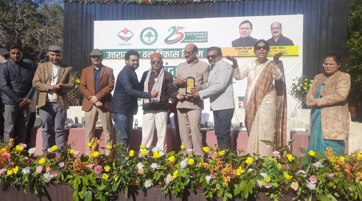 वन निगम के विशिष्ट क्रेता सम्मान से सम्मानित हुए संदीप गुप्ता, रामनगर में राष्ट्रीय सम्मेलन के दौरान मिला गौरव।
