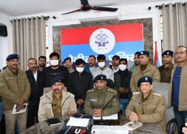 SSP NAINITAL डॉ. मंजुनाथ टी.सी. अपराधियों के बन रहे काल** कुशल रणनीति में गिरफ्तार हुए गैंग लीडर सहित 04 शातिर चोर 22 लाख के सोने चांदी के जेवरात बरामद** अपराधी चाहे कहीं छिपे, पुलिस पहुंचकर रहेगी, नेपाल बॉर्डर तक चला ऑपरेशन*