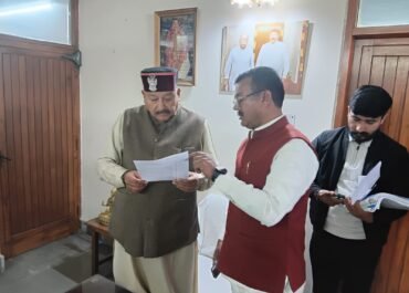 पार्वती कुंज फेज–2 की जनसमस्याओं को लेकर कैबिनेट मंत्री सतपाल महाराज को सौंपा गया ज्ञापन।
