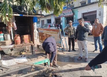 नगर पालिका की बड़ी कार्रवाई: ट्रांसपोर्ट नगर व टेडा रोड से 12 अतिक्रमण ढांचे हटाए गए।