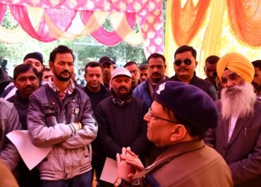 सड़क सुरक्षा माह के तहत नैनीताल पुलिस का यातायात जागरूकता अभियान, एसपी हल्द्वानी ने दिलाई सड़क सुरक्षा की शपथ।