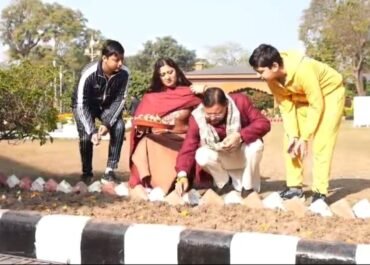 मुख्यमंत्री ने सपरिवार रोपे ट्यूलिप के बल्ब, व्यवसायिक उत्पादन की तैयारी के निर्देश।