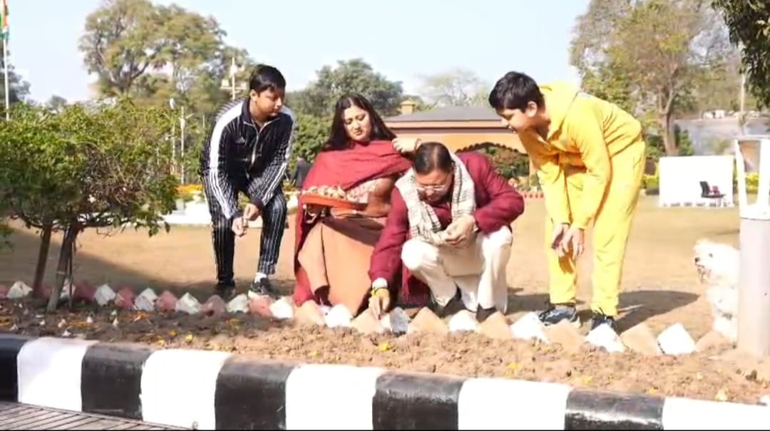 मुख्यमंत्री ने सपरिवार रोपे ट्यूलिप के बल्ब, व्यवसायिक उत्पादन की तैयारी के निर्देश।