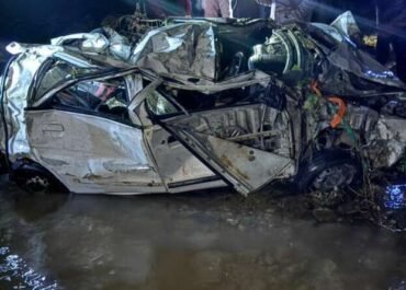 दर्दनाक सड़क हादसा, कार 200 मीटर गहरी खाई में गिरी; दो युवकों की मौत।