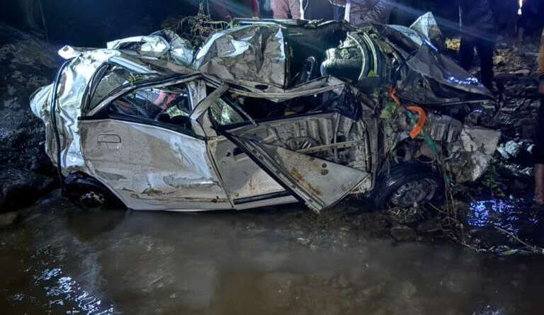 दर्दनाक सड़क हादसा, कार 200 मीटर गहरी खाई में गिरी; दो युवकों की मौत।