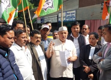 रामनगर में कांग्रेस का प्रदर्शन, भाजपा विधायक उमेश शर्मा काऊ की गिरफ्तारी की मांग।