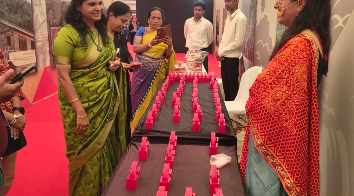 देवभूमि की परंपरा पहुंची दक्षिण भारत, ऐपण ने जीता दिल।