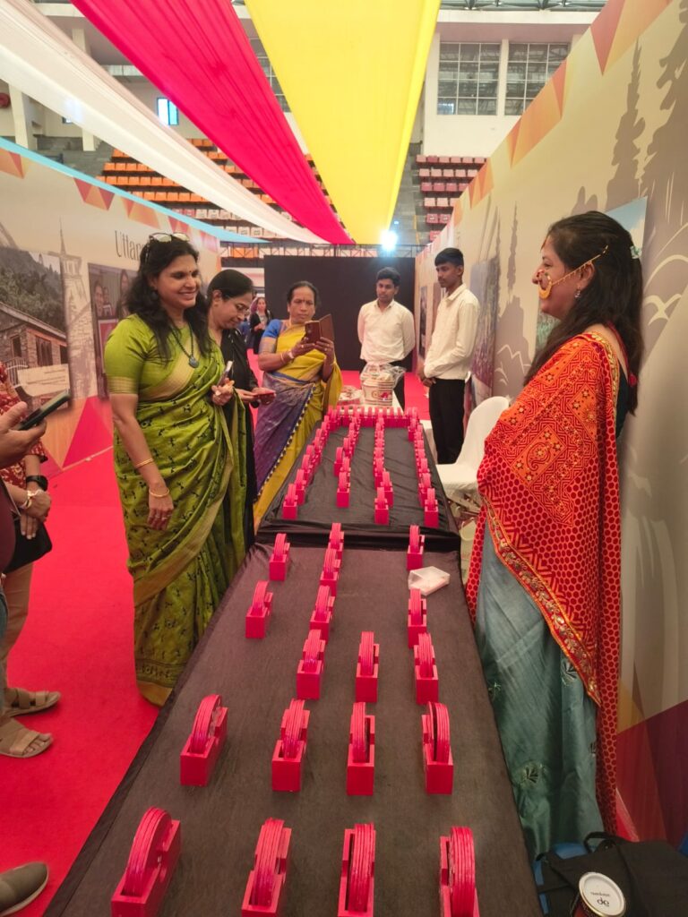 देवभूमि की परंपरा पहुंची दक्षिण भारत, ऐपण ने जीता दिल।