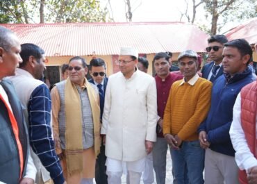 स्वास्थ्य व्यवस्थाओं का जायजा लेने पहुँचे पुष्कर सिंह धामी।