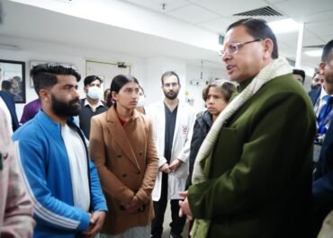 क्वानू-मीनस मोटर मार्ग दुर्घटना में घायल यात्रियों का हाल पूछने दून अस्पताल पहुंचे मुख्यमंत्री धामी।