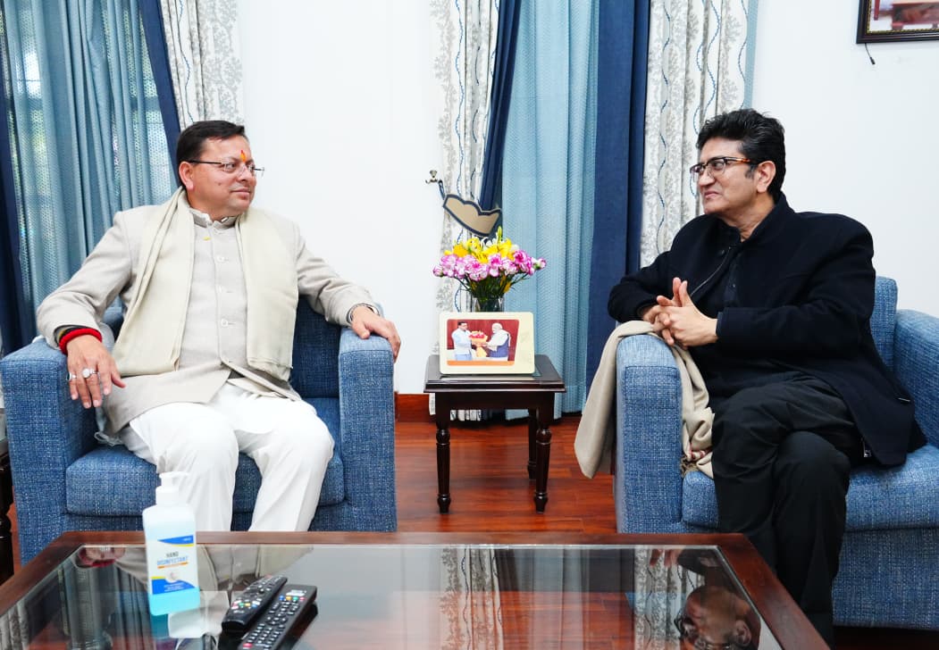 मुख्यमंत्री पुष्कर सिंह धामी से सीबीएफसी अध्यक्ष प्रसून जोशी की शिष्टाचार भेंट