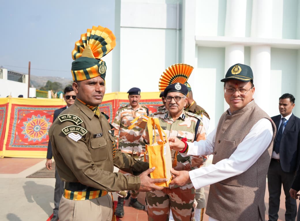 सीमाओं के प्रहरी संग रंगों का उत्सव, मुख्यमंत्री धामी ने जवानों को किया सम्मानित