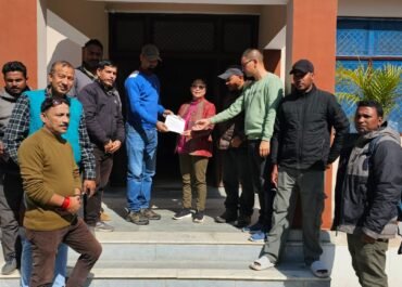कोर एरिया में मोबाइल प्रतिबंध पर स्पष्ट आदेश की मांग, जिम कॉर्बेट नेचर गाइड एसोसिएशन ने सौंपा ज्ञापन।