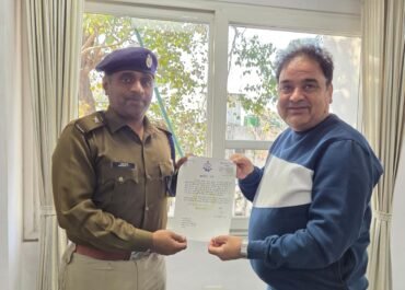 काठगोदाम व चोरगलिया थानों के भवन निर्माण में उत्कृष्ट कार्य पर सहायक अभियंता सम्मानित।