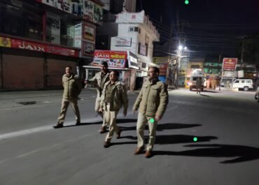 मुख्यमंत्री के निर्देश पर अलर्ट मोड में उत्तराखण्ड पुलिस, सड़कों पर उतरे अधिकारी।