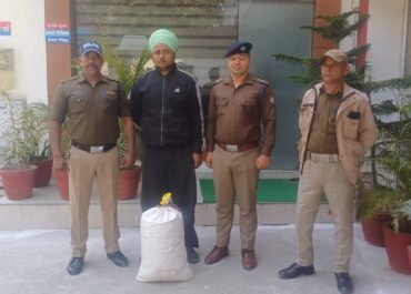 बाइक पर गांजा ले जा रहा था युवक, पुलिस ने किया गिरफ्तार।