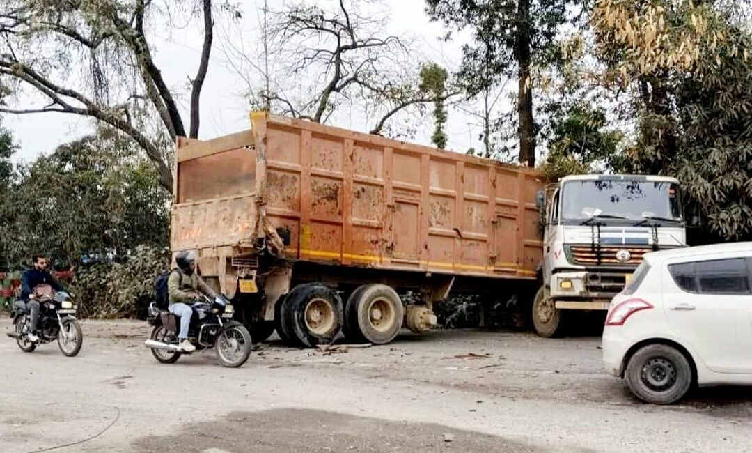 अनियंत्रित डंपरों का कहर: चिल्किया में ट्रक भिड़े, ग्रामीणों में आक्रोश।