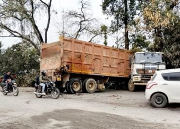 अनियंत्रित डंपरों का कहर: चिल्किया में ट्रक भिड़े, ग्रामीणों में आक्रोश।