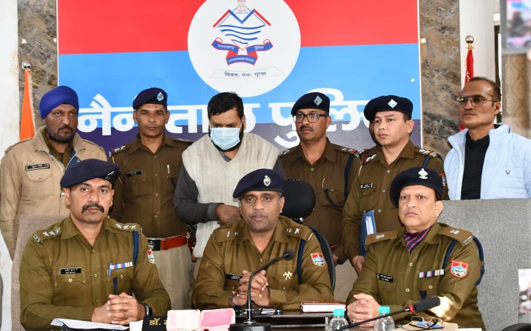 एसएसपी नैनीताल डॉ. मंजुनाथ टीसी का बड़ा खुलासा 400 से अधिक CCTV खंगालकर चेन स्नेचिंग गैंग का भंडाफोड़, महिलाओं के मंगलसूत्र झपटने वाला शातिर बदमाश गिरफ्तार, आभूषण बरामद SSP ने कहा महिलाओं की सुरक्षा सर्वोच्च प्राथमिकता है। अपराधियों को किसी भी स्थिति में बख्शा नहीं जाएगा।