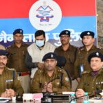 एसएसपी नैनीताल डॉ. मंजुनाथ टीसी का बड़ा खुलासा 400 से अधिक CCTV खंगालकर चेन स्नेचिंग गैंग का भंडाफोड़, महिलाओं के मंगलसूत्र झपटने वाला शातिर बदमाश गिरफ्तार, आभूषण बरामद SSP ने कहा महिलाओं की सुरक्षा सर्वोच्च प्राथमिकता है। अपराधियों को किसी भी स्थिति में बख्शा नहीं जाएगा।