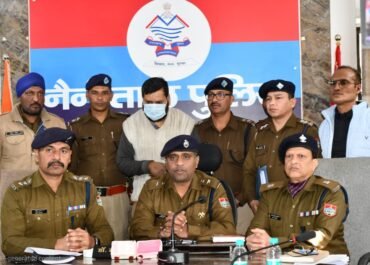 एसएसपी नैनीताल डॉ. मंजुनाथ टीसी का बड़ा खुलासा 400 से अधिक CCTV खंगालकर चेन स्नेचिंग गैंग का भंडाफोड़, महिलाओं के मंगलसूत्र झपटने वाला शातिर बदमाश गिरफ्तार, आभूषण बरामद SSP ने कहा महिलाओं की सुरक्षा सर्वोच्च प्राथमिकता है। अपराधियों को किसी भी स्थिति में बख्शा नहीं जाएगा।