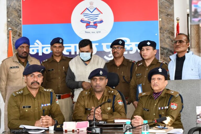 एसएसपी नैनीताल डॉ. मंजुनाथ टीसी का बड़ा खुलासा 400 से अधिक CCTV खंगालकर चेन स्नेचिंग गैंग का भंडाफोड़, महिलाओं के मंगलसूत्र झपटने वाला शातिर बदमाश गिरफ्तार, आभूषण बरामद SSP ने कहा महिलाओं की सुरक्षा सर्वोच्च प्राथमिकता है। अपराधियों को किसी भी स्थिति में बख्शा नहीं जाएगा।