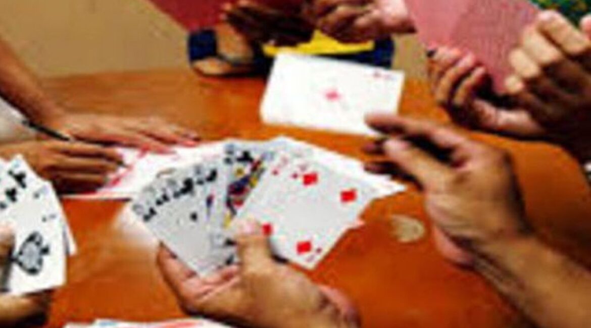 “ताश के पत्तों पर किस्मत आजमा रहे थे खिलाड़ी… एंट्री हुई पुलिस की और पलट गया पूरा खेल!”