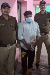 नशे के खिलाफ पुलिस का एक्शन, 125 पाउच अवैध शराब के साथ युवक गिरफ्तार।
