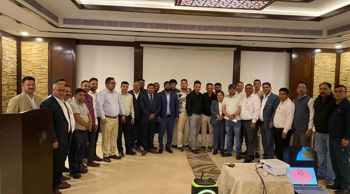 कॉर्बेट क्षेत्र में कॉमर्शियल गैस सिलेंडर की किल्लत, होटल-रिसॉर्ट संचालकों ने प्रशासन को सौंपा ज्ञापन।