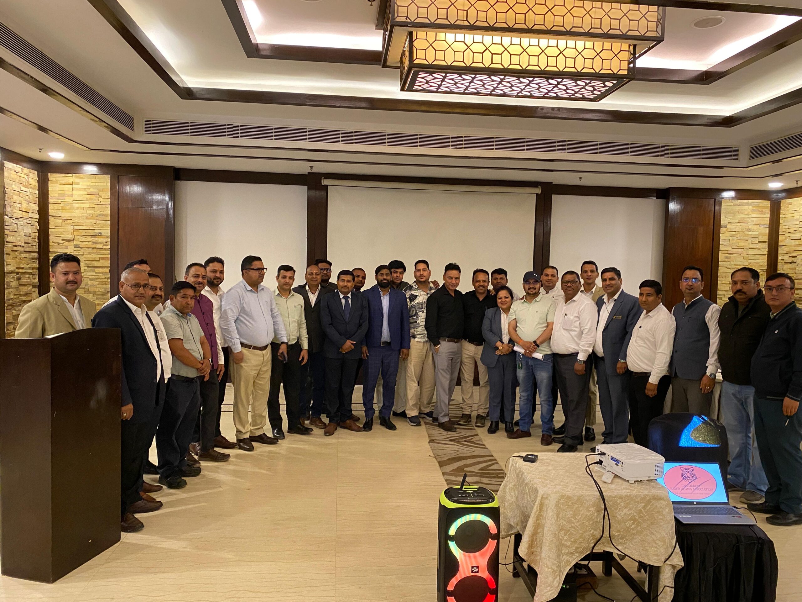 कॉर्बेट क्षेत्र में कॉमर्शियल गैस सिलेंडर की किल्लत, होटल-रिसॉर्ट संचालकों ने प्रशासन को सौंपा ज्ञापन।