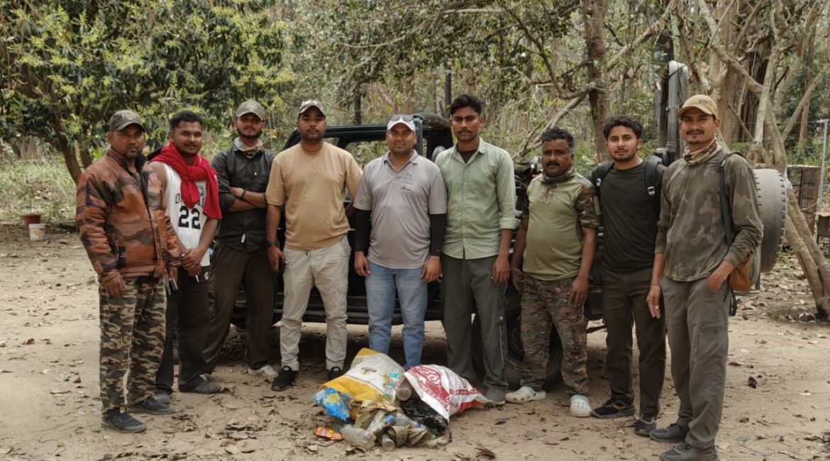 ईको टूरिज्म जोन फांटो में चला स्वच्छता अभियान, गाइडों ने मिलकर जंगल से हटाया कूड़ा-कचरा।