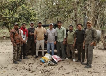 ईको टूरिज्म जोन फांटो में चला स्वच्छता अभियान, गाइडों ने मिलकर जंगल से हटाया कूड़ा-कचरा।