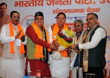 खटीमा दौरे पर सीएम धामी ने सुनी जनसमस्याएं, अधिकारियों को त्वरित समाधान के निर्देश।