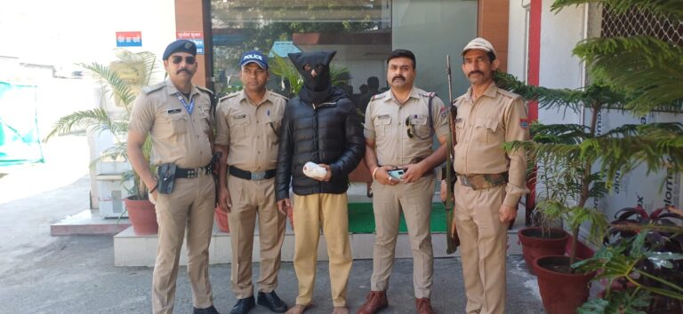 रामनगर पुलिस की बड़ी कार्रवाई: 317 ग्राम चरस के साथ युवक गिरफ्तार, वाहन भी सीज।