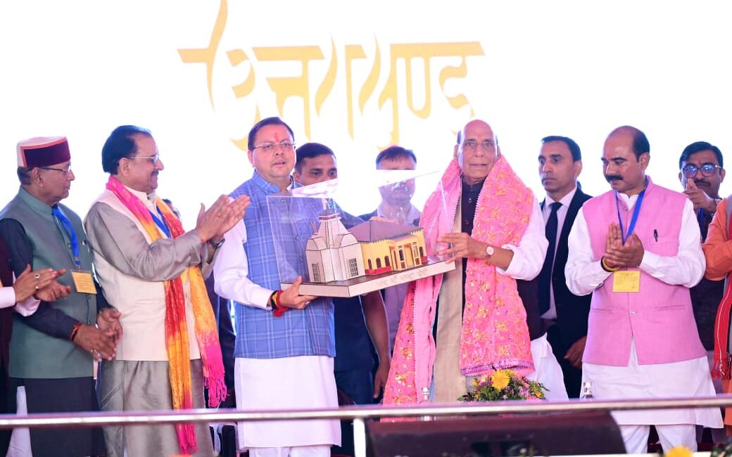 “धाकड़ से धुरंधर” बने धामी—राजनाथ सिंह ने गिनाईं उपलब्धियां।